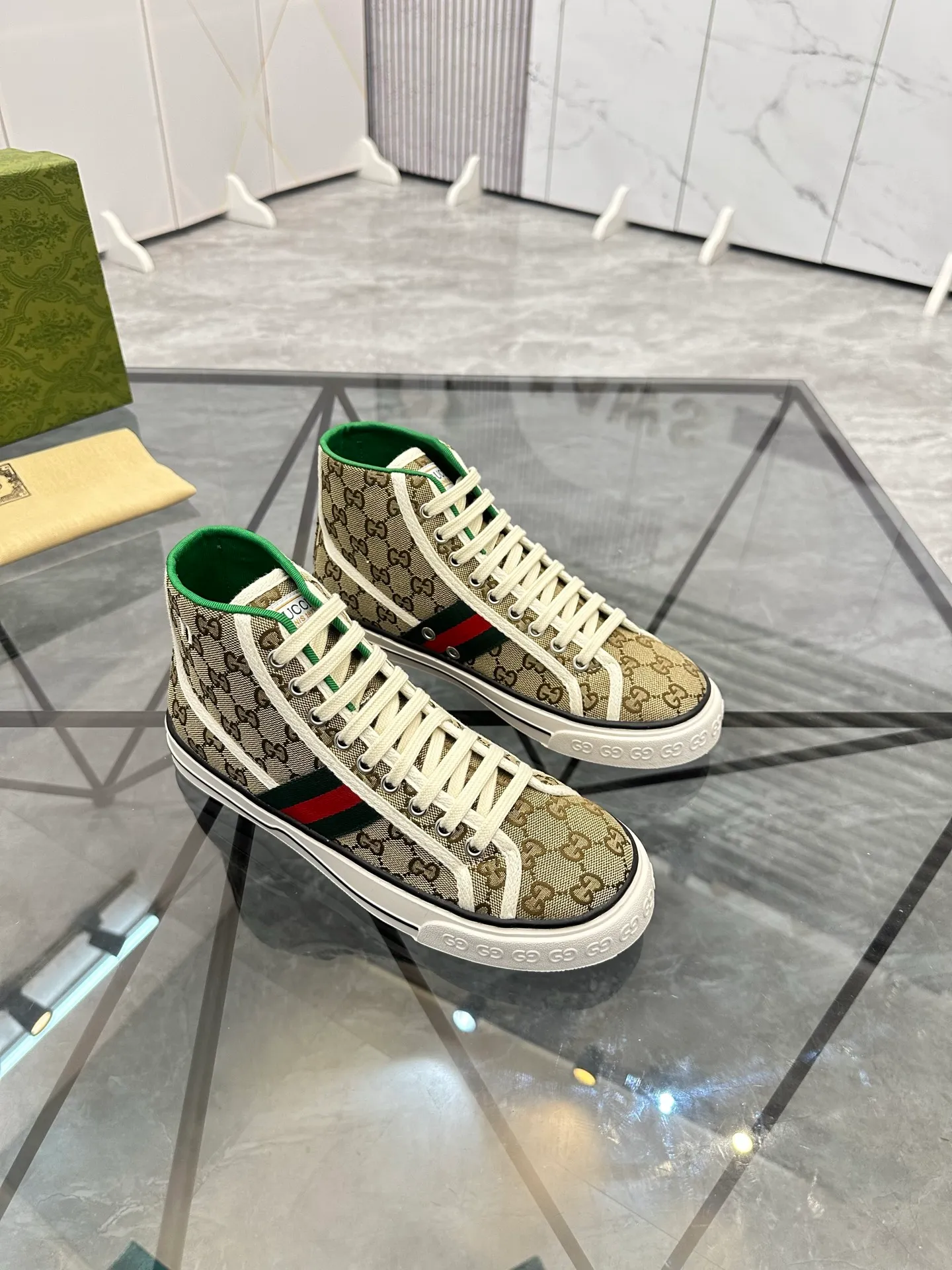 Men's shoes: 💰P420¥ Product trademark: Gucci* "Gucci*" high-top casual shoes Regular size: 38-44 (can be customized to 45.46.) Product materials: Original material from the upper counter, breathable lining, original outsole. Number: 661